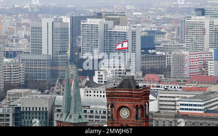 Berlin, Allemagne. 03rd mars 2020. Derrière les tours de St. L'église de Marie (l) et l'hôtel de ville rouge, de nombreux immeubles d'appartements sont visibles. Sur l'hôtel de ville vole le drapeau de Berlin. Berlin élit un nouveau Parlement d'État sur 12 février parce que le dernier vote n'était pas valide. Le résultat déterminera si Franziska Giffey reste maire. Le CDU veut éviter cela - et n'est pas seul. (À dpa 'Berlin votes encore') Credit: Jens Kalaene/dpa-Zentralbild/ZB/dpa/Alay Live News Banque D'Images