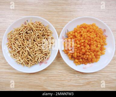 Des collations indiennes célèbres appelées Bhujia et Boondi Banque D'Images