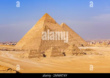 Pyramides de Gizeh au coucher du soleil, le Caire, Egypte Banque D'Images