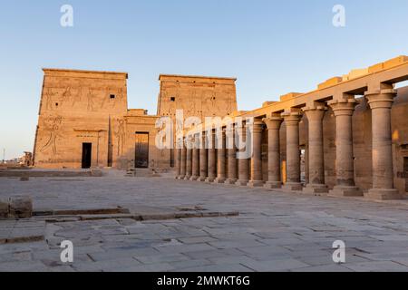 Coucher de soleil au Temple d'Isis sur l'île de Philae, Assouan, Égypte Banque D'Images