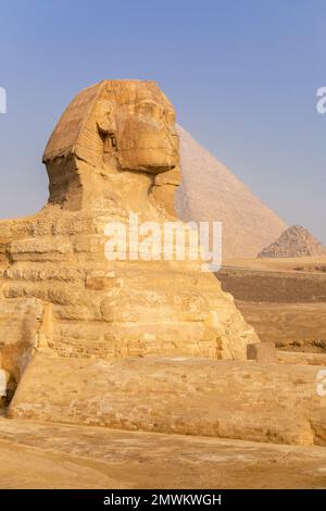 Le Grand Sphinx de Gizeh devant la Grande Pyramide de Khufu, le Caire, Égypte Banque D'Images