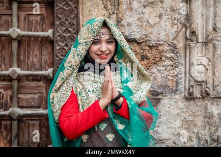 Fille égyptienne en robe traditionnelle à la rue El-Moez et Khan Khalili Bazar, le vieux Caire, Egypte Banque D'Images