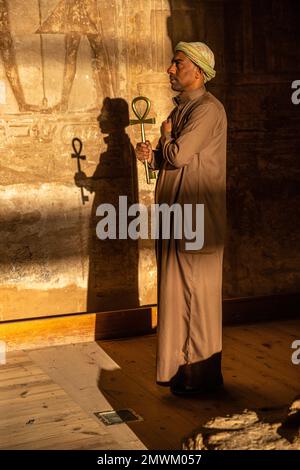 Portier tenant Ankh, la clé de la vie, au lever du soleil au temple du Grand Soleil de Ramsès II à Abu Simbel, Assouan, Égypte Banque D'Images