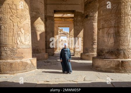 Garde de Temple au temple de Kom Ombo, Assouan, Égypte Banque D'Images