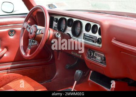 Tableau de bord et intérieur rouge dans une boîte de vitesses 1979 de Pontiac Banque D'Images