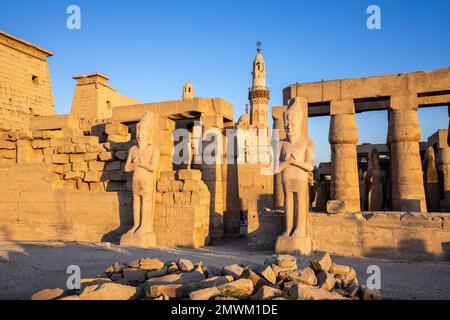 Au coucher du soleil, le temple de Louxor Louxor, Egypte Banque D'Images