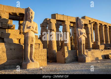 Au coucher du soleil, le temple de Louxor Louxor, Egypte Banque D'Images