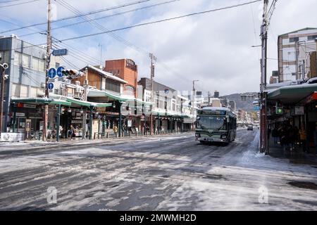 Kyoto, Japon - 24 janvier 2023 : rue commerçante Kawaramachi avec neige en hiver. District de Gion. Banque D'Images