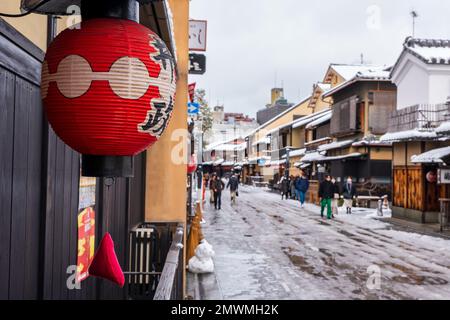 Kyoto, Japon - 24 janvier 2023 : rue Hanamikoji avec neige en hiver. District de Gion. Banque D'Images