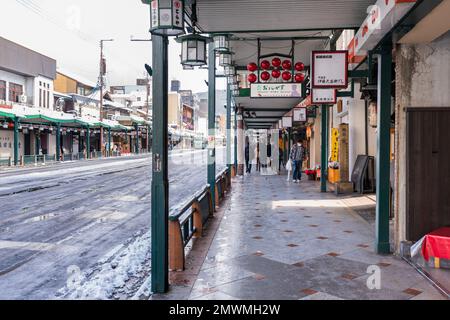 Kyoto, Japon - 24 janvier 2023 : rue commerçante Kawaramachi avec neige en hiver. District de Gion. Banque D'Images