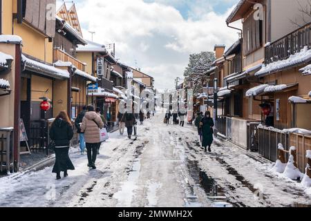 Kyoto, Japon - 24 janvier 2023 : rue Hanamikoji avec neige en hiver. District de Gion. Banque D'Images