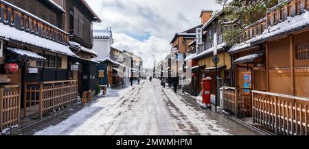 Kyoto, Japon - 24 janvier 2023 : rue Hanamikoji avec neige en hiver. District de Gion. Banque D'Images