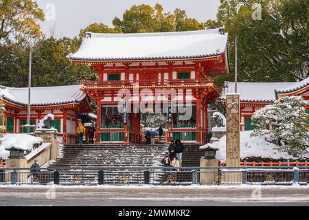 Kyoto, Japon. Sanctuaire Yasaka avec neige en hiver. Sanctuaire de Gion. Banque D'Images