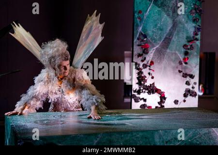 Nuremberg, Allemagne. 31st janvier 2023. Annette Büschelberger joue 'Death' dans cette scène de la pièce 'Exit - Sterben für Anfänger*innen' au Théâtre d'État de Nuremberg. (À dpa 'jouer à Nuremberg apporte la mort sur scène') Credit: Daniel Löb/dpa/Alamy Live News Banque D'Images