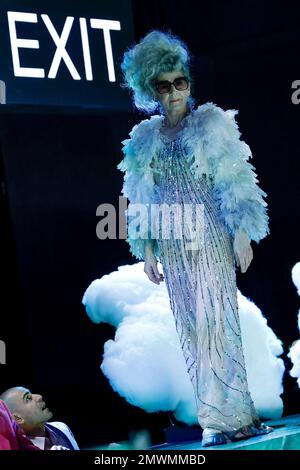 Nuremberg, Allemagne. 31st janvier 2023. Annette Büschelberger joue 'Death' dans cette scène de la pièce 'Exit - Sterben für Anfänger*innen' au Théâtre d'État de Nuremberg. (À dpa 'jouer à Nuremberg apporte la mort sur scène') Credit: Daniel Löb/dpa/Alamy Live News Banque D'Images