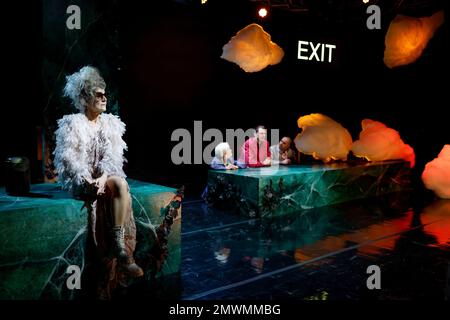 Nuremberg, Allemagne. 31st janvier 2023. Annette Büschelberger (l) joue 'Death' dans cette scène de la pièce 'Exit - Sterben für Anfänger*innen' au Théâtre d'État de Nuremberg. (À dpa 'jouer à Nuremberg apporte la mort à la scène') Credit: Daniel Löb/dpa/Alay Live News Banque D'Images