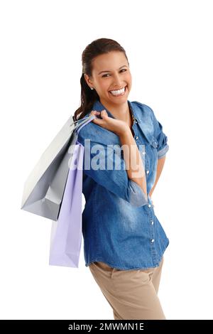 La thérapie de vente au détail met toujours un sourire sur mon visage. Studio portrait d'une jeune femme attrayante portant des sacs de shopping isolés sur blanc. Banque D'Images