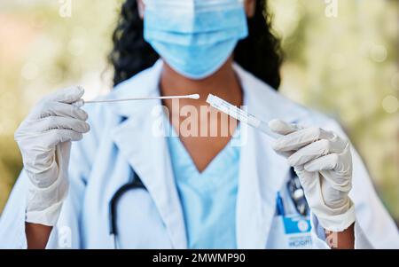 Femme, médecin et mains avec un écouvillon nasal, un masque et des gants portant un test de grippe covid, de l'ADN ou un échantillon. Main d'une femme experte médicale avec un coton-tige pour Banque D'Images