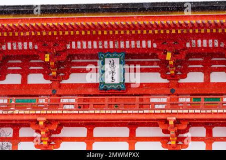 Temple Kiyomizu-dera porte Nio-mon (porte de Deva) avec neige en hiver. Kyoto, Japon. Traduction en japonais 'Temple Kiyomizu-dera'. Banque D'Images