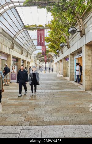 Jérusalem, Israël - 15 novembre 2022: Centre avec des boutiques de mamilla dans la vieille ville de Jérusalem. Banque D'Images