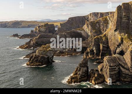 Un tir de drone de rochers énormes sur la côte de la mer sur Mizen Head, en Irlande Banque D'Images