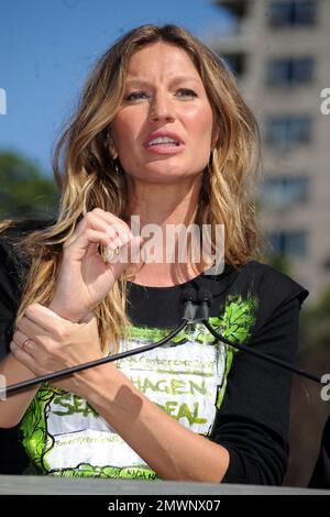 NEW YORK - SEPTEMBRE 20 : en montrant son bosse de bébé en pleine croissance, Gisele Bundchen a été repéré dans le parc New YorkÕs Washington Square pour son ambassadeur itinérant pour les fonctions du Programme des Nations Unies pour l'environnement dimanche après-midi (20 septembre).Là, pour une bonne cause, le supermodèle brésilien fait de son mieux pour aider le PNUE dans sa mission de sensibilisation et de promotion de l'action pour protéger l'environnement.Elle dit, "l'environnement a toujours été ma passion.J'ai grandi dans une petite ville et j'ai eu l'occasion de vivre entouré par la nature.couldnÕt ont demandé une meilleure enfance.Nous devons Banque D'Images