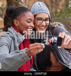 Le selfie étudiant. deux amies emportant un selfie sur le campus. Banque D'Images