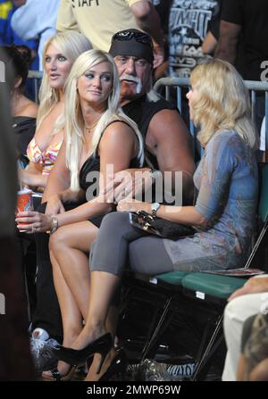 SMG Hulk Hogan, Jennifer McDaniel Wedding 111110 33.JPG ORIG PIX PRIS - Hulk Hogan Jennifer McDaniel 100408 (COUVERTURE EXCLUSIVE) MIAMI, FL - NOVEMBRE 11: (TMZ) Hulk Hogan est de retour dans le ring ... L'anneau de mariage -- TMZ a appris la légende de lutte a demandé une licence de mariage pour épouser son fiance Jennifer McDaniel, 35 ans. On nous dit que Hulk, 57 ans, a obtenu le permis en Floride -- et il expire sur 11 janvier 2011 -- donc l'horloge est tickin. Les sources proches de Hulk nous disent que le couple veut être marié par le Dr. Michael Beckwith -- un gourou spirituel basé de L.A. Banque D'Images