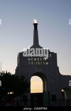 Le péristyle du Los Angeles Memorial Coliseum et la torche olympique, mercredi 1er février 2023, à Los Angeles. Banque D'Images