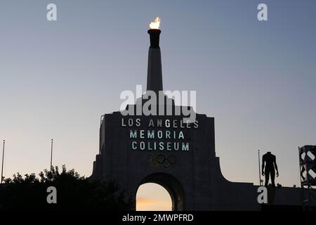 Le péristyle du Los Angeles Memorial Coliseum et la torche olympique, mercredi 1er février 2023, à Los Angeles. Banque D'Images