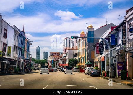 Boutiques et vue sur la rue du quartier de Geylang à Singapour. Banque D'Images