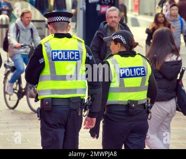 Police en patrouille; sur Buchanan Street Glasgow, Écosse, Royaume-Uni Banque D'Images