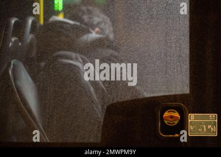 02 février 2023, Hesse, Francfort-sur-le-main : un homme sans masque est assis sur un bus. Depuis 2 février, les masques ne sont plus obligatoires sur les bus et les trains à Hesse. Photo: Sebastian Christoph Gollnow/dpa Banque D'Images