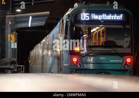 02 février 2023, Hesse, Francfort-sur-le-main : une femme sans masque prend un métro. Depuis 2 février, les masques ne sont plus obligatoires sur les bus et les trains à Hesse. Photo: Sebastian Christoph Gollnow/dpa Banque D'Images