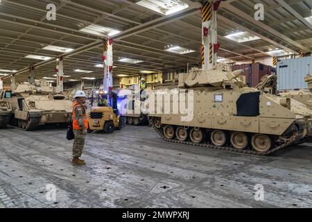 Charleston, Caroline du Sud, États-Unis. 25th janvier 2023. Le Sgt Ryan Townsend de l'armée, 841st contremaître des opérations du Bataillon des transports, inspecte les véhicules de combat Bradley lorsqu'ils sont garés dans l'ARC Integrity le 25 janvier 2023, au quai de transport Core Dock, à North Charleston, en Caroline du Sud. Plus de 60 Bradleys ont été expédiés par les États-Unis Transport Command dans le cadre du paquet d'aide militaire américain à l'Ukraine. USTRANSCOM est un commandement combattant axé sur la projection et le maintien de la puissance militaire à un moment et un lieu choisis par la nation, faisant progresser les intérêts américains dans le monde entier. (CRE Banque D'Images