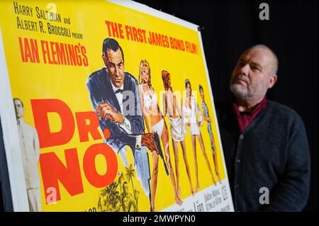 Mark Hochman, consultant en posters Propstore, regarde une affiche britannique pour le film de James Bond de 1962, 'DR Non' (estimation £10 000 - 20 000 £) lors d'un avant-goût de la vente aux enchères de souvenirs showbiz, au Propstore de Rickmansworth, Hertfordshire. Date de la photo: Jeudi 19 janvier 2023. Banque D'Images