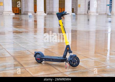 Un scooter électrique avec le panneau jaune Whoosh garé sur la place humide de l'opéra. Partage de scooters électriques. Astana (Nur-Sultan), Kazakhstan - 10.24.2 Banque D'Images