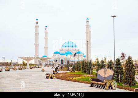 Mosquée centrale de la ville d'Astana avec quatre minarets, mosquée cathédrale. Astana Nur-Sultan, Kazakhstan - 10.24.2022. Banque D'Images