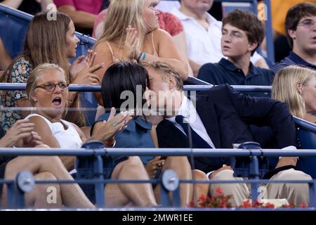 Flushing, États-Unis d'Amérique. 27th août 2012. NEW YORK, NY - 27 AOÛT : Alec Baldwin et Hilaria Thomas assistent à la première journée de l'US Open 2012 au centre national de tennis de l'USTA Billie Jean King sur 27 août 2012, dans le quartier Flushing du quartier Queens de New York. Personnes: Alec Baldwin Hilaria Thomas crédit: Storms Media Group/Alay Live News Banque D'Images