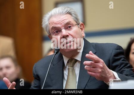 Gene L. Dodaro, contrôleur général des États-Unis, United States Government Accountability Office, comparaît devant un comité de la Chambre sur la surveillance et la responsabilité audition « Federal Pandemic Spending: A prescription for Waste Fraud and Abuse » dans le bâtiment Rayburn House à Washington, DC, USA, mercredi, 1 février, 2023. Photo de Rod Lamkey/CNP/ABACAPRESS.COM Banque D'Images