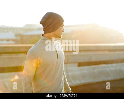 Les courses du matin en valent la peine. un jeune homme qui prend le lever du soleil pendant une course à travers la ville. Banque D'Images