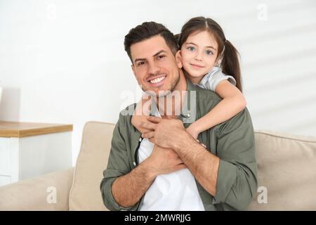 Papa et fille passent du temps ensemble à la maison. Bonne journée des pères Banque D'Images