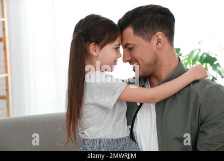 Papa et fille passent du temps ensemble à la maison. Bonne journée des pères Banque D'Images