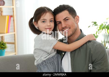 Papa et fille passent du temps ensemble à la maison. Bonne journée des pères Banque D'Images