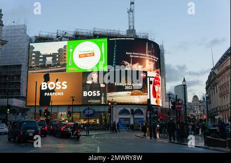 Vue des célèbres panneaux publicitaires illuminés sont affichés à Piccadilly. Cirque au coucher du soleil à LONDRES Angleterre Banque D'Images