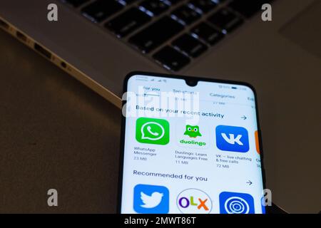 Les applications des réseaux sociaux WhatsApp et VK sont affichées sur le smartphone Huawei P30pro Kiev, Ukraine - 03 janvier 2020: Banque D'Images