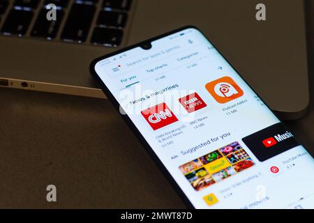 Les applications des réseaux sociaux CNN, BBC sont affichées sur le smartphone Huawei P30pro Kiev, Ukraine - 03 janvier 2020: Banque D'Images