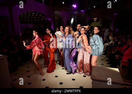 Anja Gockel mit models BEI der Anja Gockel Fashion Show 'Seven Senses' Abendshow auf der Berlin Fashion week automne/hiver 2023 im Hotel Adlon Kempins Banque D'Images