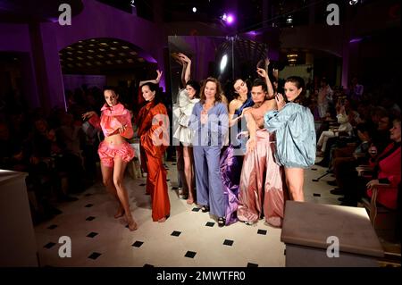 Anja Gockel mit models BEI der Anja Gockel Fashion Show 'Seven Senses' Abendshow auf der Berlin Fashion week automne/hiver 2023 im Hotel Adlon Kempins Banque D'Images