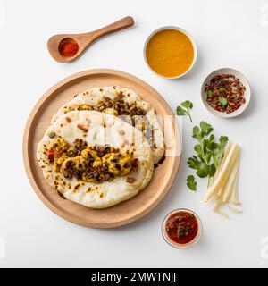 Pupuses sur la photographie alimentaire de fond blanc. Des images de haute qualité capturent les saveurs et les textures traditionnelles de ce célèbre repas de rue dans un cadre moderne Banque D'Images